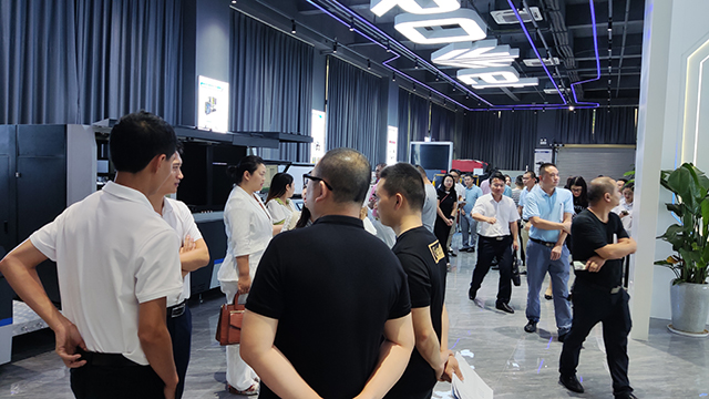 參觀展廳-數(shù).jpg 參觀展廳-數(shù).jpg